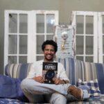 Hugo-Soares-com-o-livro-Esconsos-O-Mundo-de-Depois-Foto-Divulgacao