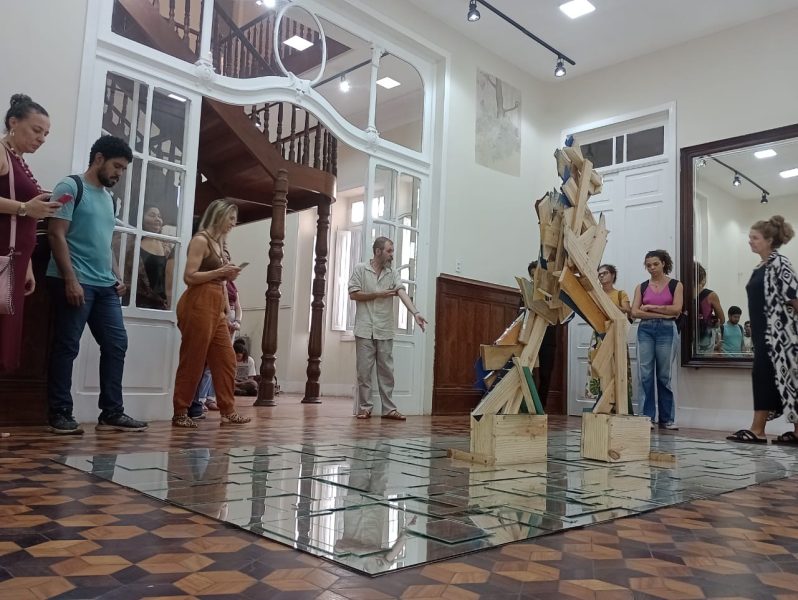 Professores da Rede fazem imersão na obra de Alexandre Mury em exposição da Villa